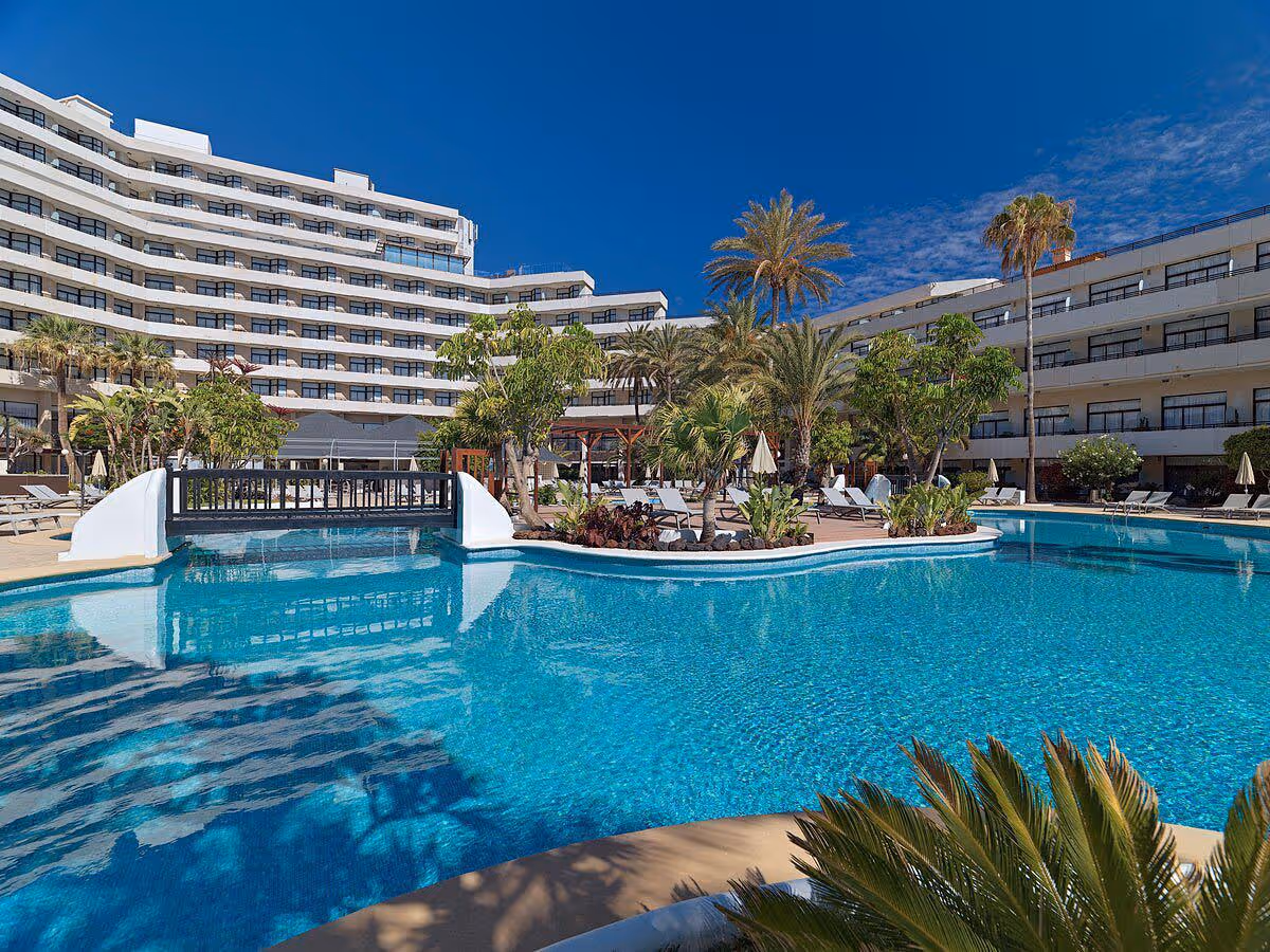 H10 Conquistador met de badplaats Playa de las Américas op de achtergrond