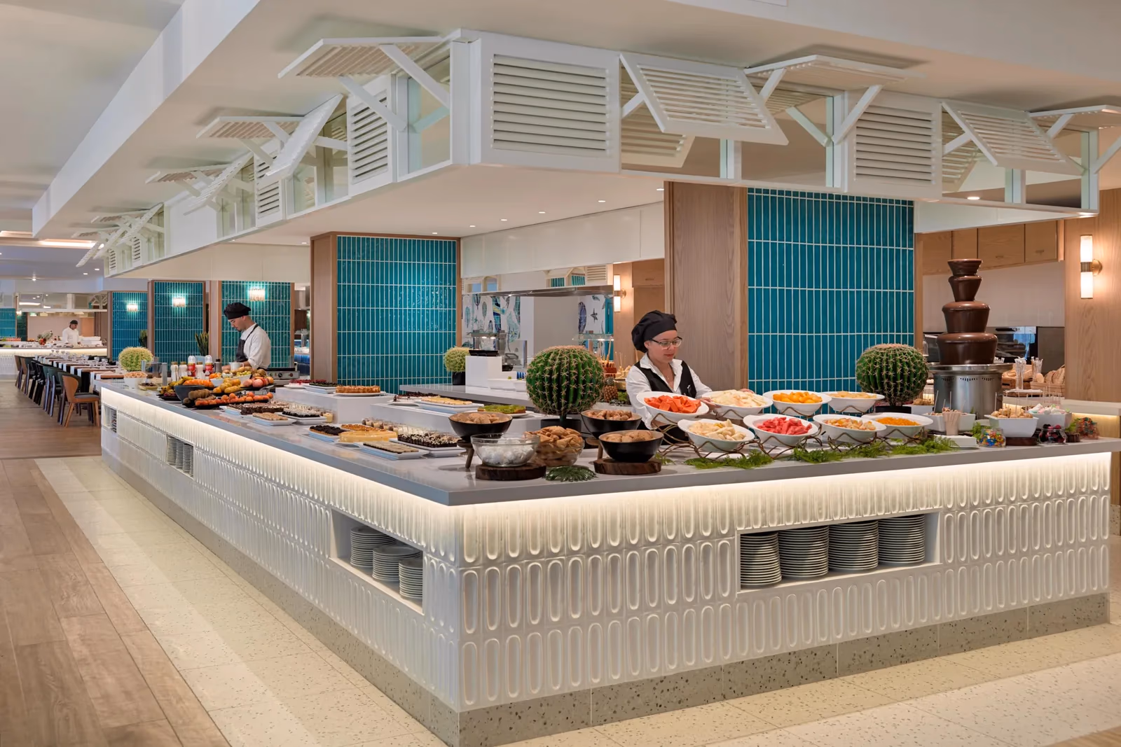 Buffetlijn met een chocoladefontein, fruit en salades en koks achter het buffet bij H10 Conquistador in Playa de las Américas