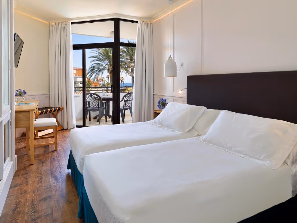 Standaardkamer van H10 Conquistador met tweepersoonsbed en flatscreen-tv