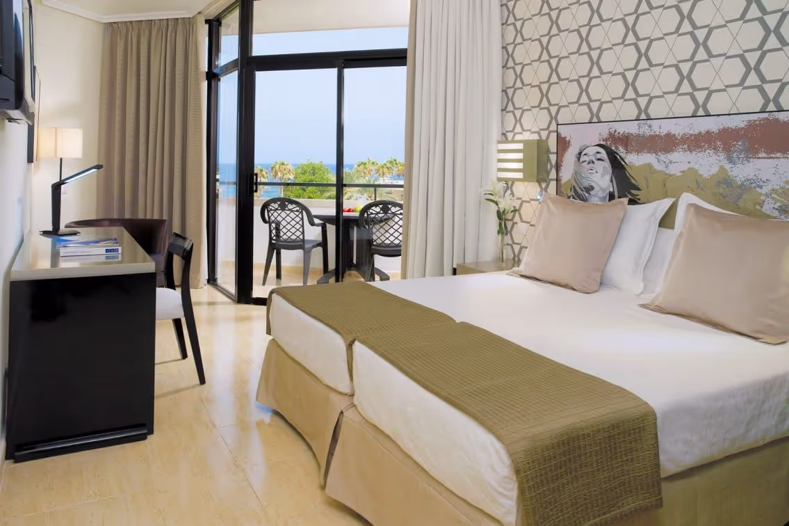 Superior kamer van H10 Conquistador met balkon en uitzicht op zee