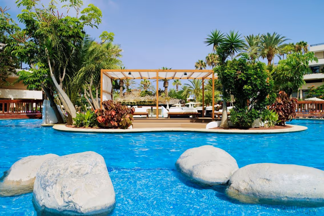 Zwembadterras van H10 Conquistador op Tenerife