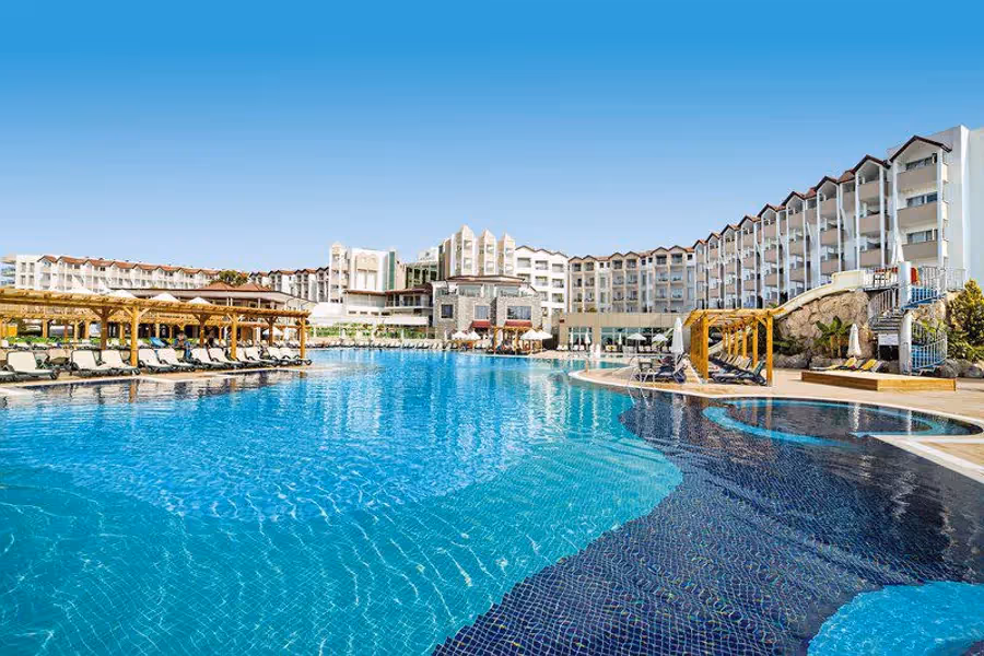 Een groot bad voor de gebouwen van Arcanus Side Resort in Sorgun