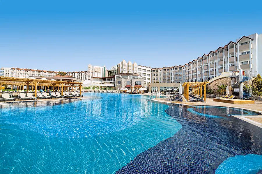 Een groot bad voor de gebouwen van Arcanus Side Resort in Sorgun