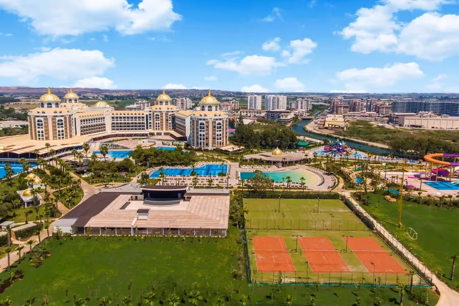 Luchtbeeld van Delphin Be Grand Resort: koepels in goud op de gebouwen en baden aan de voorkant