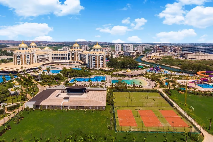 Luchtbeeld van Delphin Be Grand Resort: koepels in goud op de gebouwen en baden aan de voorkant