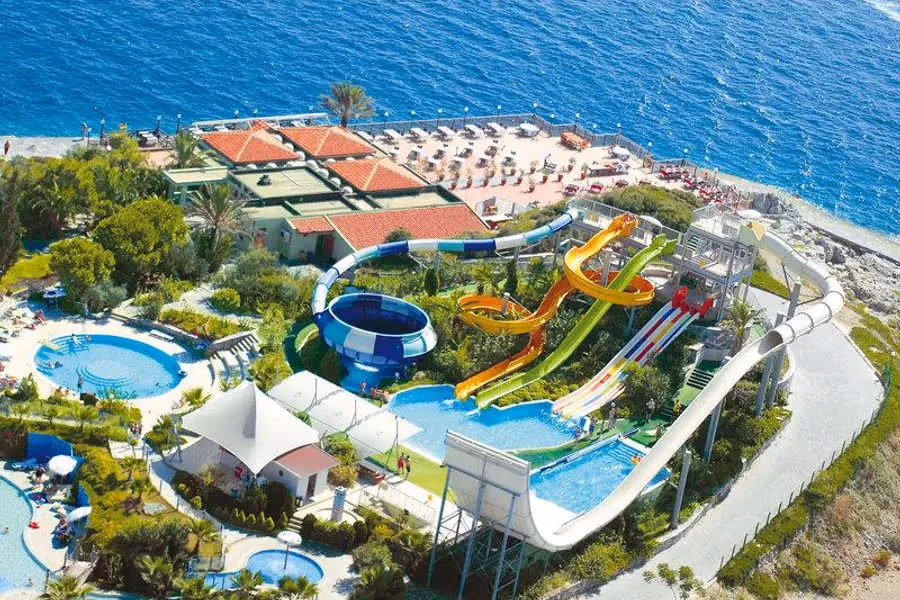 Luchtfoto van Pine Bay Holiday Resort bij Kuşadası met het waterpark en de baden
