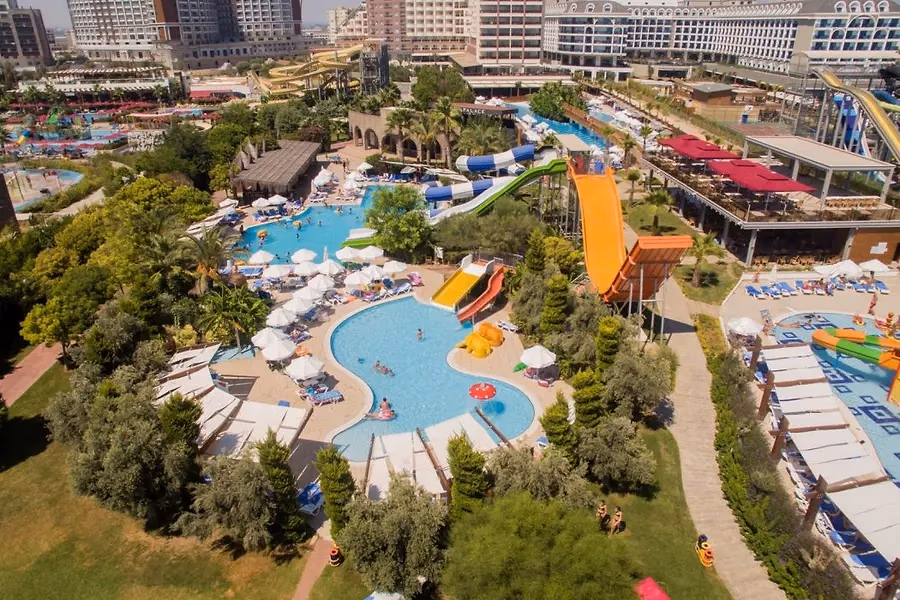 Saturn Palace Resort in Lara in vogelvlucht, met baden en tuinen rond het gebouw