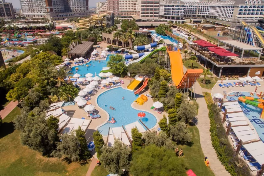 Saturn Palace Resort in Lara in vogelvlucht, met baden en tuinen rond het gebouw