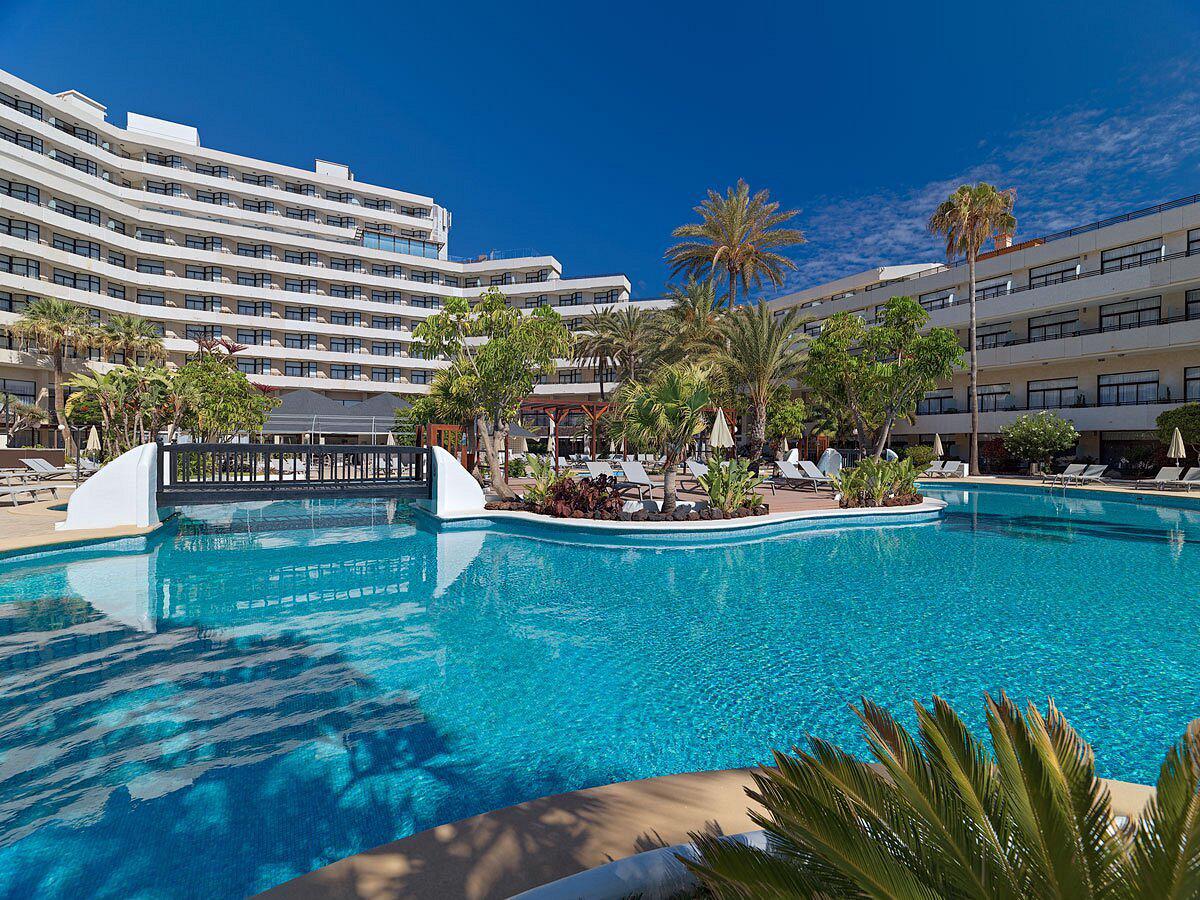 h10-conquistador badaanzicht op achtergrond hotel