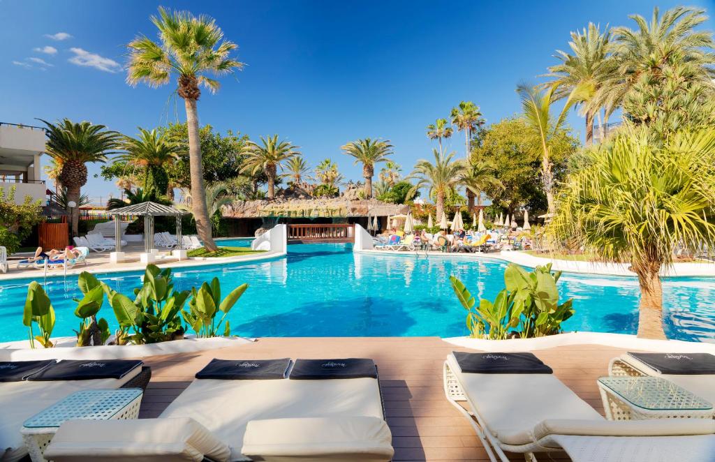 H10 Conquistador Resort zwembad die aan het resort ligt, waar je heerlijk kunt zonnen