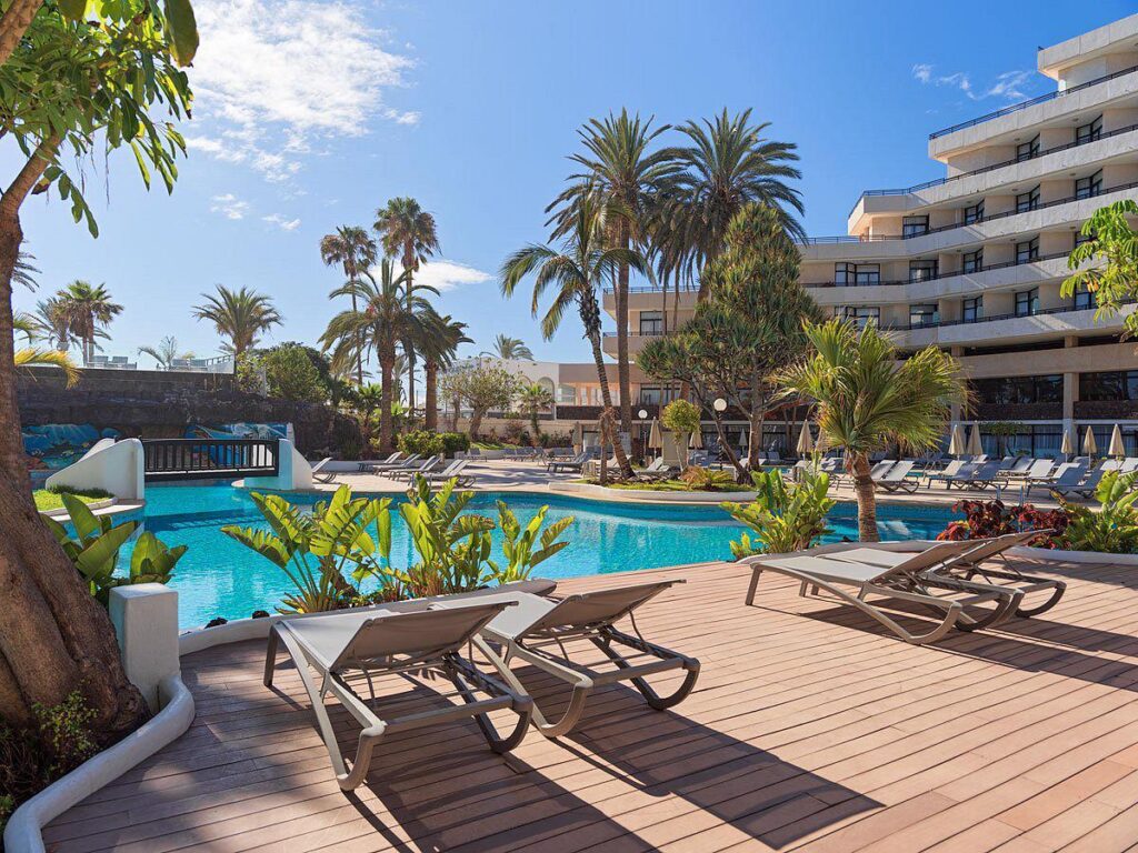 H10 Conquistador Resort zwembad bij het resort waar je heerlijk kunt relaxen en zonnen